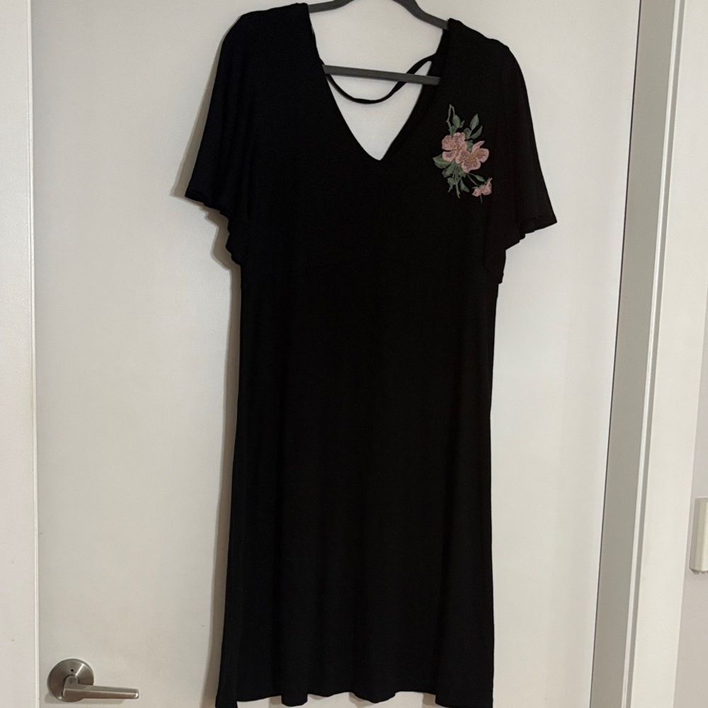 Elegant Black Dress with Floral Embroidery